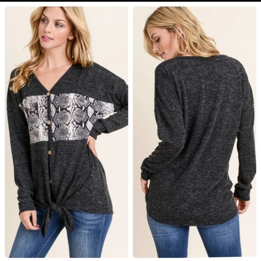 💜V-NECK SNAKE PRINT TOP-SWEATER. BUTTON FRONT-NEW - Picture 1 of 6